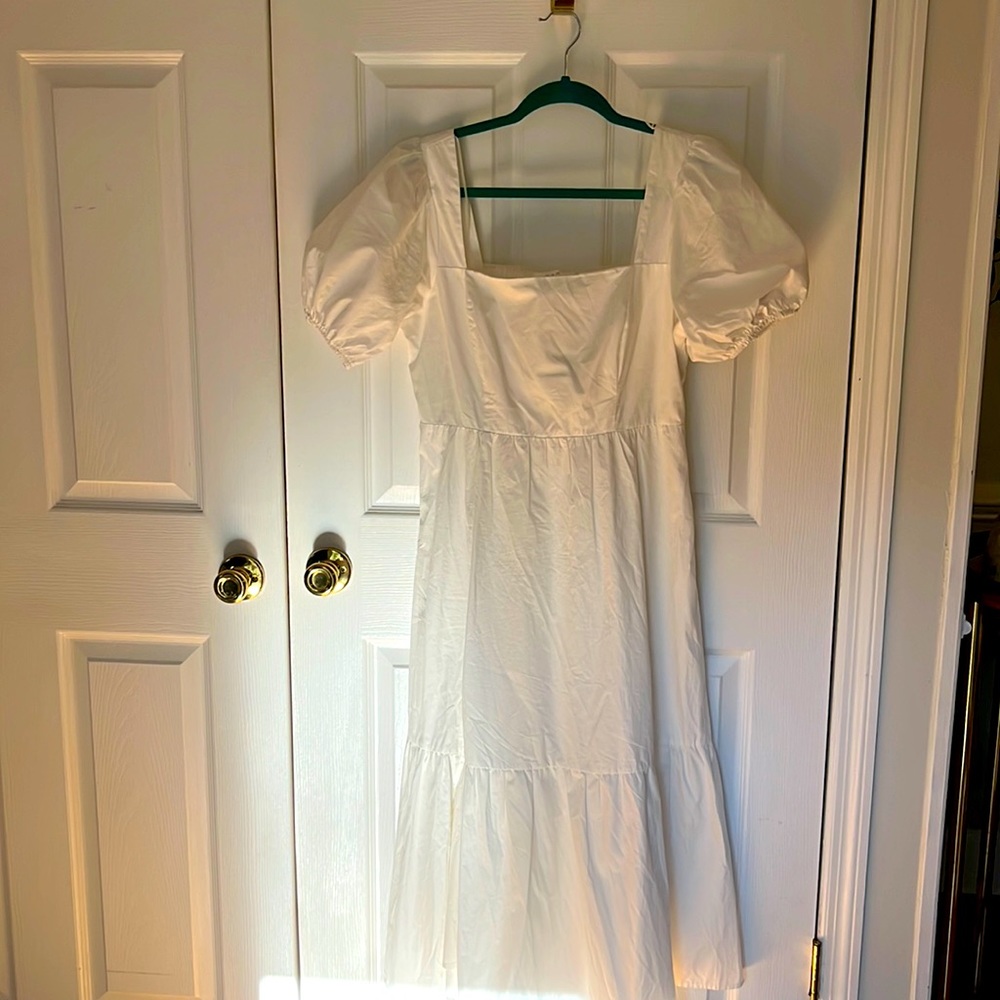 ASTR the label Dress. Size M. White, poof sleeve, side zipper, back ruching.